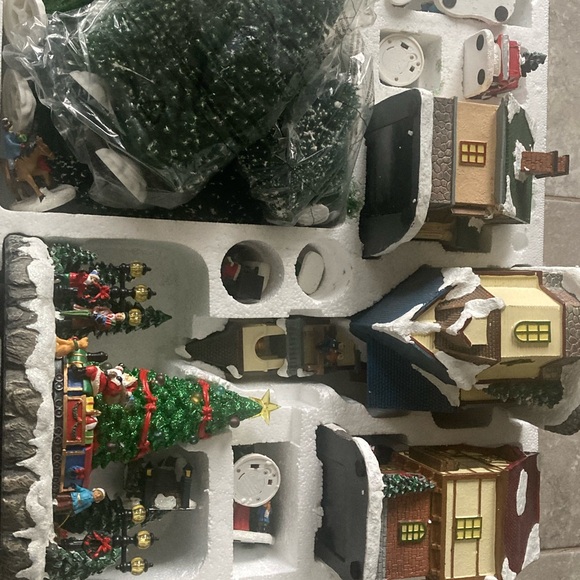 Christmas Village 30 Piece Set - Picture 12 of 16